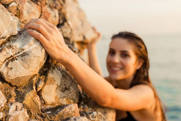 Jonge vrouwelijke gratis klimmer op een klif aan de ocen — Stockfoto