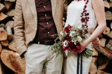 Genç bohem çift elele 