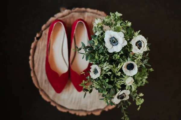Sapatos e flores buquê — Fotografia de Stock
