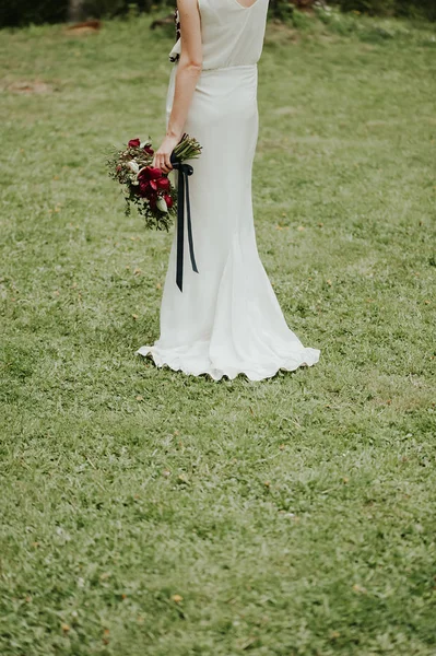 Bohemian mireasa holding ei flori buchet — Fotografie, imagine de stoc