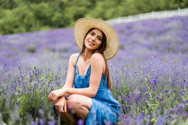 Mutluluk ve lavanta parfüm havada