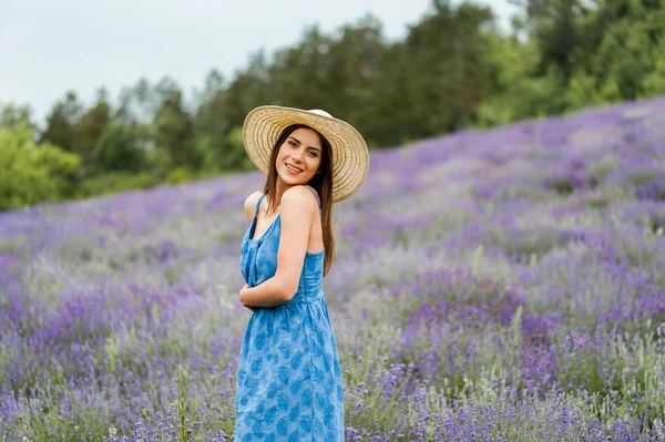 Ragazza all'aperto in un campo di lavanda — Foto Stock