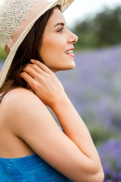 Mooie vrouw staande in een veld van lavendel — Stockfoto