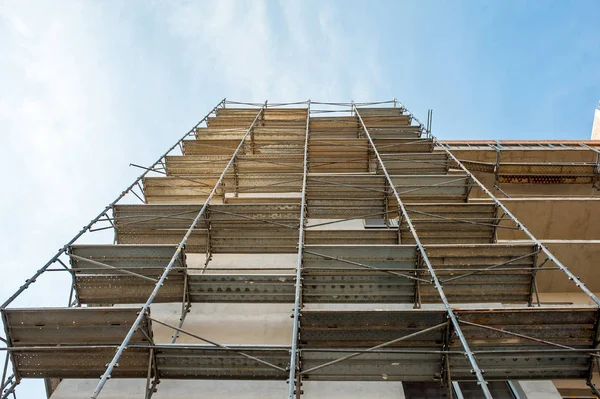 Steigers op het gebouw. — Stockfoto