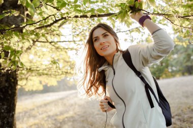 Kadın bir tepede ormanında sonbahar sezon