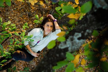 Rahat ve kaygısız gün batımında duygu kadın