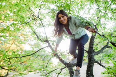 Enerjik kadın ağaca tırmanma