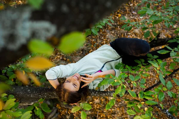 Cep telefonu üzerinde konuşurken bir şube yatan kadın