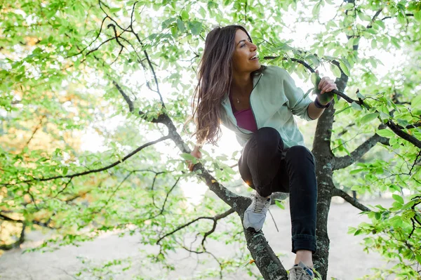 Donna su nell'albero divertendosi — Foto Stock