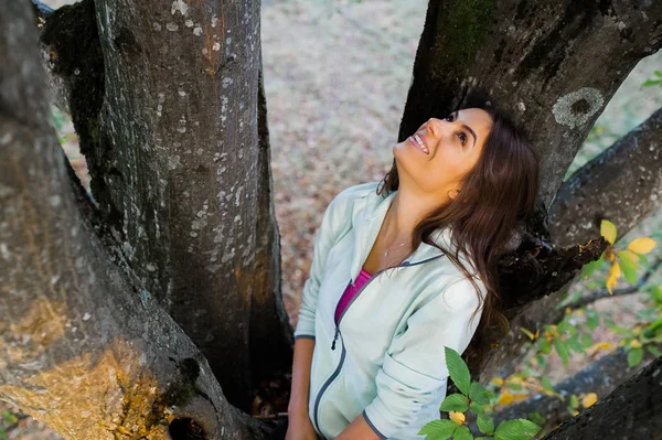 Mulher gostando de passar tempo na natureza . — Fotografia de Stock