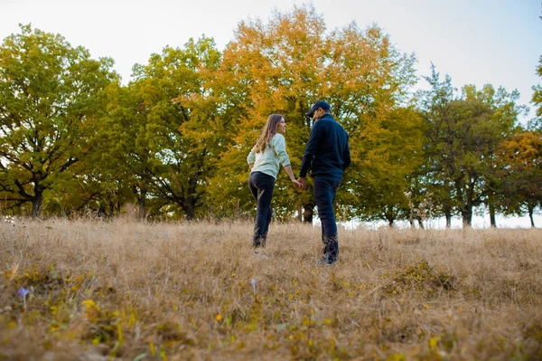 Paar hält Hand in Hand in der Natur — Stockfoto