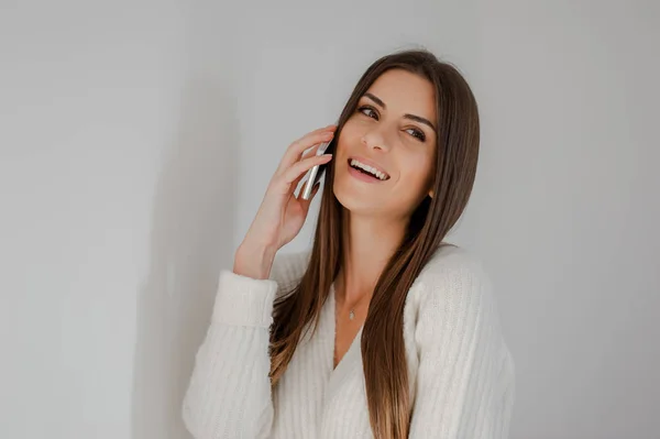 Hermosa chica teniendo una conversación usando el teléfono inteligente —  Fotos de Stock