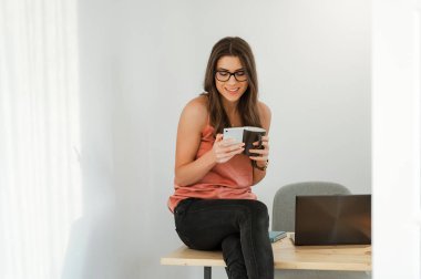 Bir kahve molası smartphone kullanan kadın