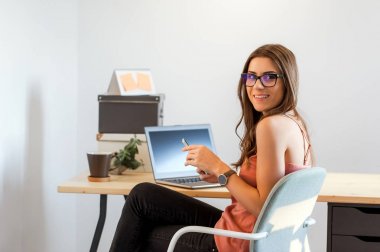 Smartphone kullanarak masa sandalye üzerinde oturan kadın 