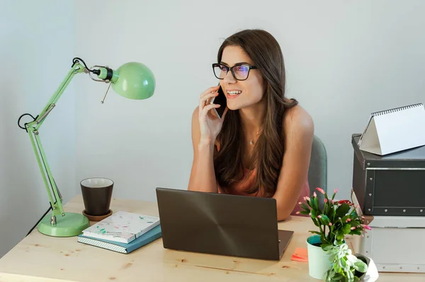 Mujer joven de negocios sentada en el escritorio, trabajando . —  Fotos de Stock