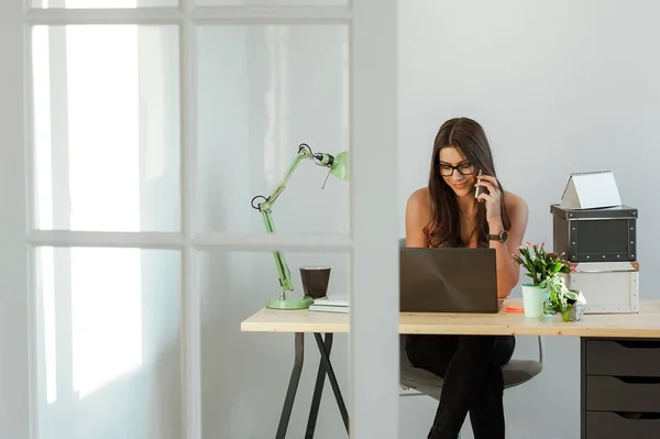 Upptagen kvinna sitter hem skrivbord arbetar — Stockfoto
