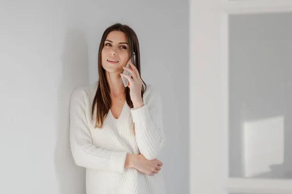 Frau zu Hause im Büro telefoniert — Stockfoto