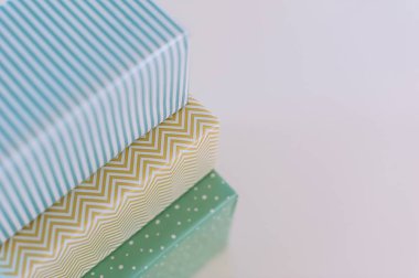 renkli hediye kutuları yığını