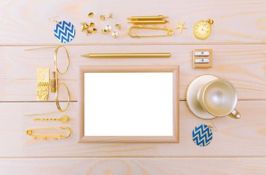 Assolist altın nesneleri ve metin veya resim kavramını yerleştirmek için izole beyaz arka plan ile ortasında ahşap bir çerçeve ile.