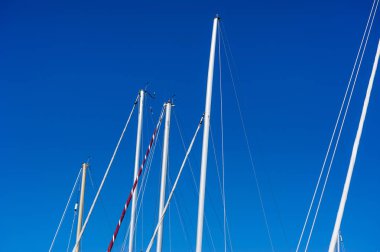 Mavi yaz gökyüzü karşı yelkenli gemi direkleri