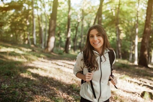 Flot Ung Kvinde Smilende Glad Kamera Bærer Rygsæk Skoven Solnedgang - Stock-foto