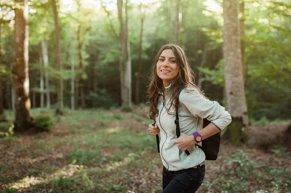 Dość Młoda Kobieta Uśmiecha Się Zadowolony Aparat Noszenia Plecaka Lesie — Zdjęcie stockowe