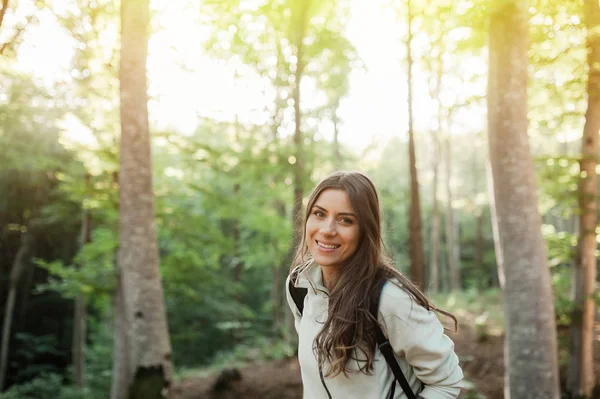 Młoda Kobieta Odpoczynku Spacerze Lesie Niosąc Plecak Lesie Zachód Światło — Zdjęcie stockowe