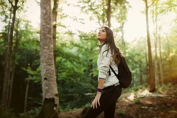 Молодая Женщина Отдыхает После Прогулки Лесу Рюкзаком Лесу Закате Света — стоковое фото