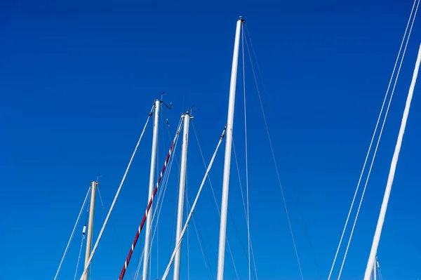 Båtmaster Mot Blå Sommarhimmel — Stockfoto