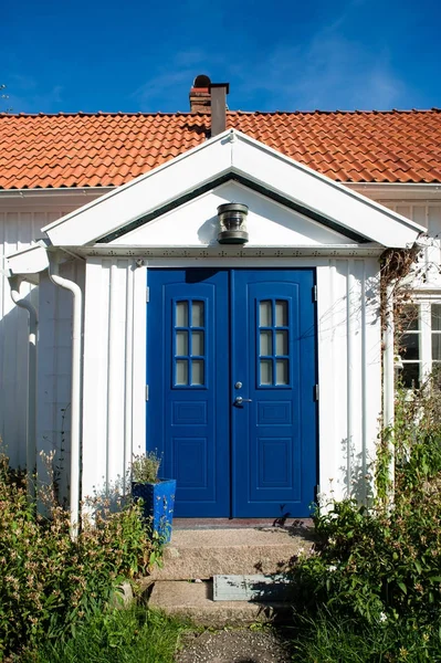 Hermosa Casa Madera Blanca Vintage Puertas Azules Estilo Escandinavo — Foto de Stock