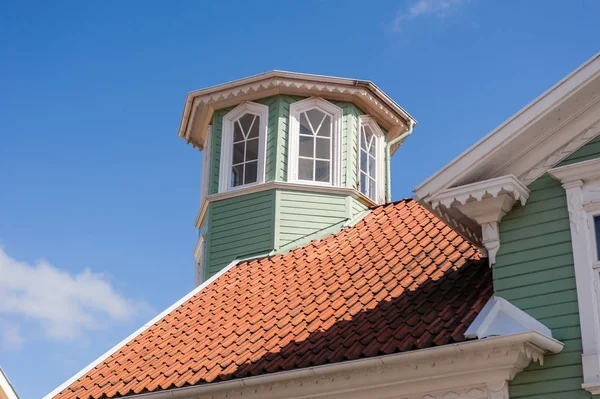 Hermosa Casa Madera Escandinava Barrio — Foto de Stock