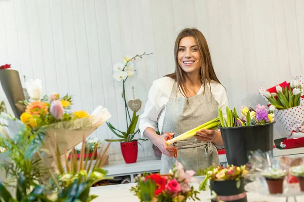 Mujer Sonriente Florista Pequeña Empresa Floristería Propietario Mostrador Sosteniendo Una — Foto de Stock