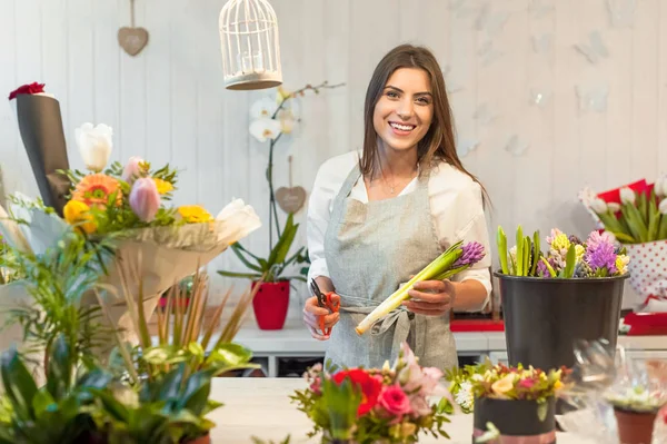 Mujer Sonriente Florista Pequeña Empresa Floristería Propietario Mostrador Sosteniendo Una — Foto de Stock