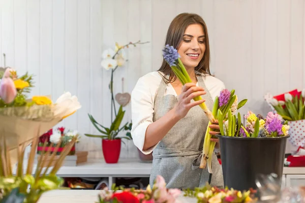 Mujer Sonriente Floristería Pequeña Empresa Floristería Propietario Mostrador Celebración Jacinto — Foto de Stock