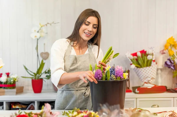 Gülümseyen Kadın Çiçekçi Küçük Işletme Çiçek Dükkanı Sahibi Sümbül Holding — Stok fotoğraf