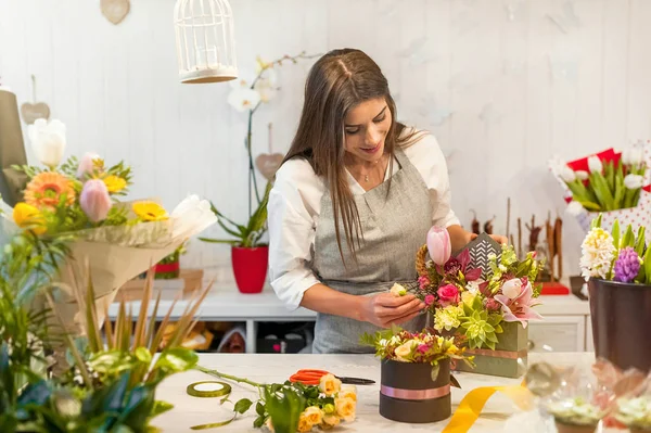 Kadın Çiçekçi Gülümseyen Küçük Işletme Çiçek Dükkanı Sahibi Sayaç Çalışma — Stok fotoğraf