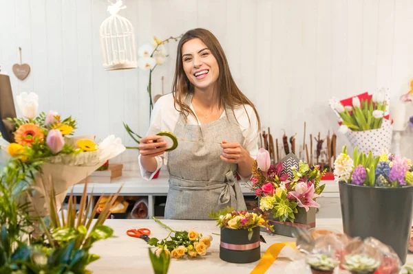Mujer Sonriente Florista Pequeña Empresa Floristería Propietario Mostrador Sosteniendo Tijeras — Foto de Stock