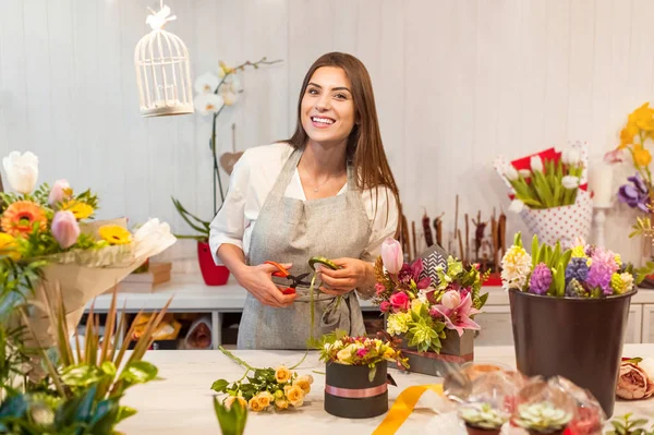 Mujer Sonriente Florista Pequeña Empresa Floristería Propietario Mostrador Sosteniendo Tijeras — Foto de Stock