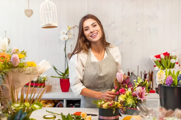 Usmívající Žena Květinářství Flower Shop Živnostník Přepážky Hledá Příjemný Fotoaparát — Stock fotografie