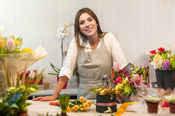 Mujer Sonriente Floristería Pequeña Empresa Floristería Propietario Mostrador Mirando Amigable — Foto de Stock