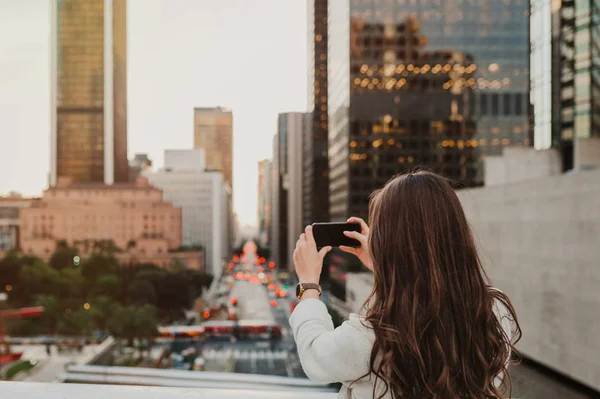 Ung Kvinna Sitter Bro Över Boulevarden Urbana Landskap Downtown Vid — Stockfoto