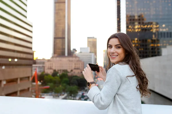 Mulher Bonita Sentada Uma Ponte Outro Lado Avenida Cenário Urbano — Fotografia de Stock