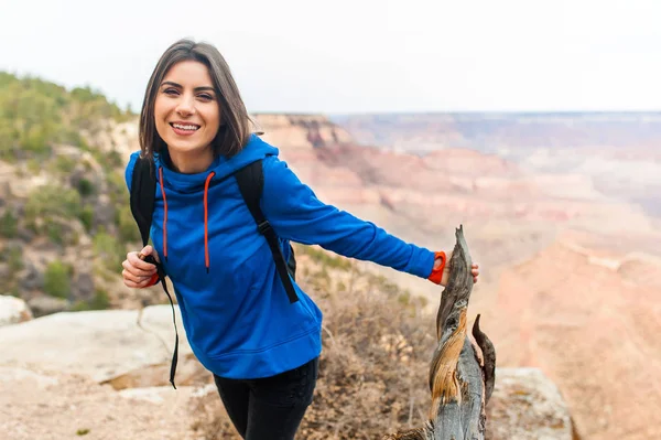 Escursioni Foto Giovane Bella Donna Con Zaino Punto Vista Grand — Foto Stock