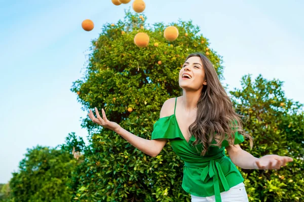 Glad Ung Kvinna Utomhus Solnedgången Orange Fruktträdgård Spela Kasta Apelsiner — Stockfoto