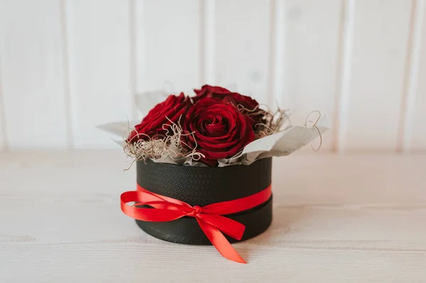 Romantiche Rose Rosse Lusso Una Confezione Regalo Nera Con Nastro — Foto Stock