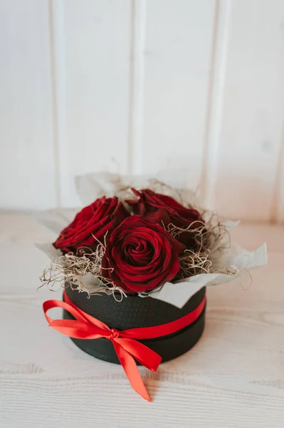 Romantische Luxus Rote Rosen Einer Schwarzen Geschenkbox Mit Roter Schleife — Stockfoto