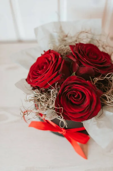 Rosas Vermelhas Luxo Românticas Uma Caixa Presente Preta Com Fita — Fotografia de Stock