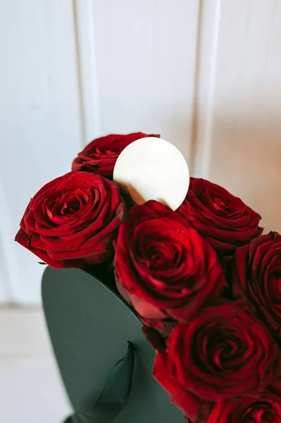 Caja Flores Regalo Forma Corazón Madera Fondo Elegante Con Tarjeta —  Fotos de Stock