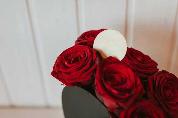 Presente Flor Caixa Coração Forma Madeira Elegante Fundo Com Cartão — Fotografia de Stock