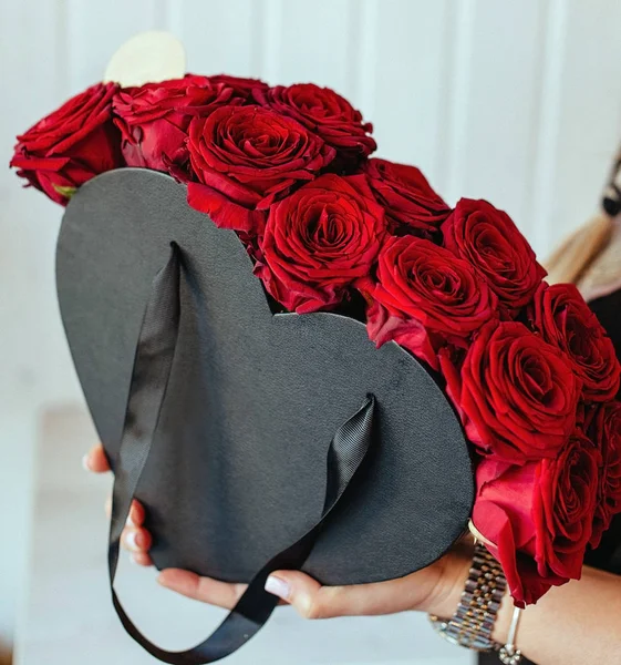 Chica Sosteniendo Regalo Flor Caja Corazón Forma Manos Madera Elegante —  Fotos de Stock